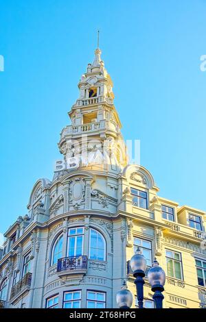 Porto, Portogallo, 2023, firma e logo della BBVA Bank su un vecchio edificio. Foto Stock
