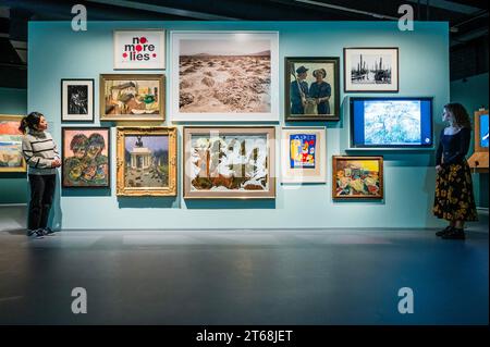 Londra, Regno Unito. 9 novembre 2023. John Lavery, giorno dell'armistizio, 11 novembre 1918, accanto a John Nash, Over the Top, 1918 (in basso a sinistra al centro) con una serie di altre opere all'ingresso - New Permanent Galleries, The Blavatnik Art, Film and Photography Galleries, aperto all'Imperial War Museum di Londra prima della domenica della memoria. Crediti: Guy Bell/Alamy Live News Foto Stock