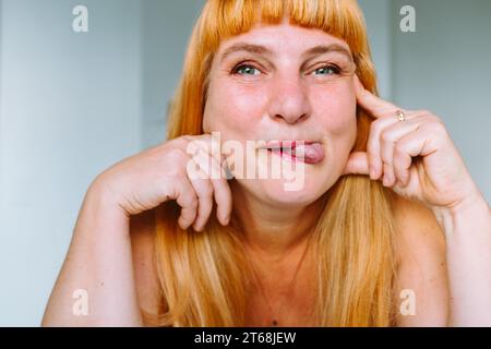 Ritratto donna dai capelli rossi di mezza età Foto Stock