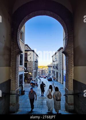 Statua di Cervantes presso l'Arco de la Sangre, una storica porta araba della città, ex Bab-al-Yayl nella vecchia città imperiale di Toledo in Castiglia la Mancha Foto Stock