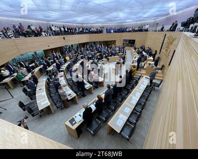 Stoccarda, Germania. 9 novembre 2023. I deputati e i visitatori del parlamento statale del Baden-Württemberg si fermano per un minuto di silenzio per tutte le vittime di crimini antisemiti durante un dibattito sulla lotta contro l'antisemitismo nella camera plenaria di Stoccarda. Credito: David Nau/dpa/Alamy Live News Foto Stock