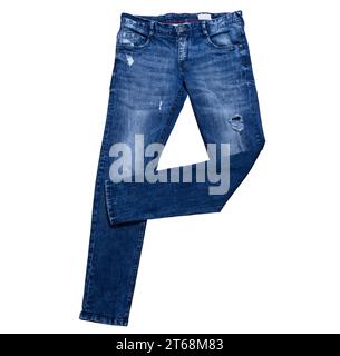 Jeans isolati su pantaloni bianchi, jeans in denim isolati, jeans blu piegati isolati su abiti bianchi, abiti estivi, mockup con elementi in tessuto Foto Stock