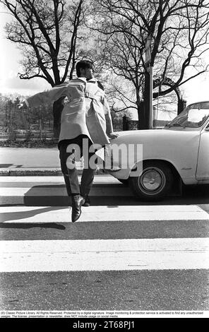 Negli anni '1960 Un momento in cui un uomo cammina su un attraversamento pedonale ma un'auto non l'ha notato e continua a guidare. L'uomo si allontana dalla macchina per evitare di essere colpito da essa. Svezia 1968. Kristoffersson rif. 3-57 Foto Stock