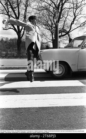 Negli anni '1960 Un momento in cui un uomo cammina su un attraversamento pedonale ma un'auto non l'ha notato e continua a guidare. L'uomo si allontana dalla macchina per evitare di essere colpito da essa. Svezia 1968. Kristoffersson rif. 3-57 Foto Stock