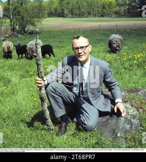 Feodor Ingvar Kamprad. 30 marzo 1926 – 27 gennaio 2018) è stato un magnate miliardario svedese noto per aver fondato IKEA, una multinazionale specializzata nel settore dell'arredamento. Nella foto fuori dalla sua città natale, Älmhult Småland, Svezia, 1968. Roland Palm rif. 2-11-1 Foto Stock
