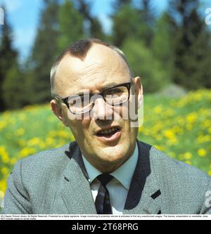 Feodor Ingvar Kamprad. 30 marzo 1926 – 27 gennaio 2018) è stato un magnate miliardario svedese noto per aver fondato IKEA, una multinazionale specializzata nel settore dell'arredamento. Nella foto fuori dalla sua città natale, Älmhult Småland, Svezia, 1968. Roland Palm rif. 2-11-2 Foto Stock