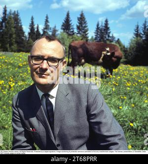 Feodor Ingvar Kamprad. 30 marzo 1926 – 27 gennaio 2018) è stato un magnate miliardario svedese noto per aver fondato IKEA, una multinazionale specializzata nel settore dell'arredamento. Nella foto fuori dalla sua città natale, Älmhult Småland, Svezia, 1968. Roland Palm rif. 2-11-8 Foto Stock