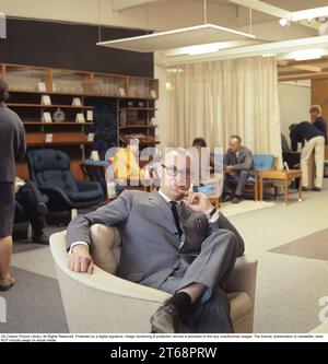 Feodor Ingvar Kamprad. 30 marzo 1926 – 27 gennaio 2018) è stato un magnate miliardario svedese noto per aver fondato IKEA, una multinazionale specializzata nel settore dell'arredamento. Nella foto, nel primo negozio IKEA, ha aperto nella sua città natale di Älmhult Småland, Svezia, nel 1968. Roland Palm rif. 2-11-9 Foto Stock