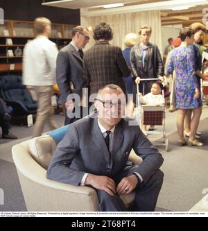 Feodor Ingvar Kamprad. 30 marzo 1926 – 27 gennaio 2018) è stato un magnate miliardario svedese noto per aver fondato IKEA, una multinazionale specializzata nel settore dell'arredamento. Nella foto, nel primo negozio IKEA, ha aperto nella sua città natale di Älmhult Småland, Svezia, nel 1968. Roland Palm rif. 2-11-12 Foto Stock