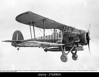 Fairey Swordfish Mk i con 785 Naval Air Squadron, Fleet Air Arm, 1939-45. Il Fairey Swordfish era un aerosilurante biplano, soprannominato "Stringbag", che servì principalmente con la Fleet Air Arm (FAA) della Royal Navy britannica durante la seconda guerra mondiale. Anche se obsoleto nel 1939, lo Swordfish ha continuato ad avere un impressionante record in tempo di guerra, compreso l'affondamento di un tonnellaggio maggiore di navi dell'asse rispetto a qualsiasi altro aereo alleato e il famoso ruolo nell'affondamento della corazzata tedesca Bismarck. Foto Stock