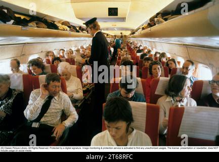 Compagnia aerea che viaggia negli anni '1970 Un aereo passeggeri svedese 1979 della compagnia aerea SAS. Gli assistenti di volo salutano i passeggeri quando si imbarca sull'aereo. Svezia 1979 Foto Stock