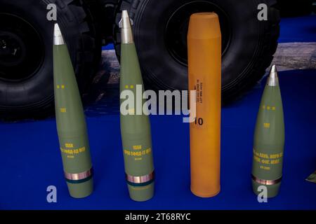 Proiettili anticarro guidati da GPS, esposti alla fiera militare di Belgrado, Serbia Foto Stock