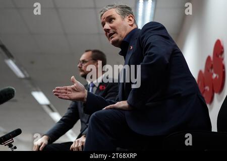 Il leader laburista Sir Keir Starmer durante una visita al quotidiano regionale The Express and Star nelle West Midlands per una sessione di domande e risposte con residenti locali e studenti del sesto modulo. Data foto: Giovedì 9 novembre 2023. Foto Stock