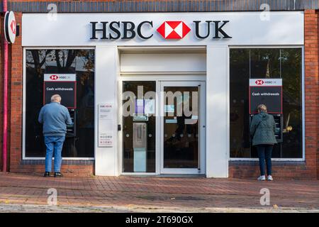 Clienti che utilizzano la banca ATM fuori HSBC a Cannock Foto Stock