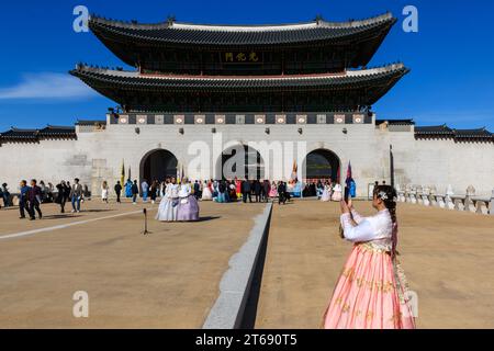 Seoul, Corea del Sud. 8 novembre 2023. I turisti che indossano Hanbok, il costume tradizionale della Corea, scattano foto commemorative a Gwanghwamun, il cancello principale del Palazzo Gyeongbokgung a Seul. Il Palazzo Gyeongbokgung era il principale palazzo reale della dinastia Joseon. Fu costruito nel 1395 e si trova nella parte settentrionale di Seul, in Corea del Sud. Il Palazzo Gyeongbokgung è il più grande dei cinque palazzi principali della dinastia Joseon ed era la residenza della famiglia reale e la sede del governo. Credito: SOPA Images Limited/Alamy Live News Foto Stock