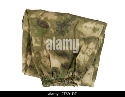 Pantaloni ripiegati con motivo camouflage su sfondo bianco, pantaloni camouflage ripiegati su sfondo bianco isolato, pantaloni su sfondo bianco Foto Stock