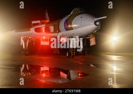 Avro Vulcan XM655 di notte con sportelli bomba aperti, freni pneumatici sollevati e luci degli aerei accese Foto Stock