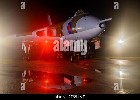 Avro Vulcan XM655 di notte con porte bomba aperte e luci degli aerei accese Foto Stock