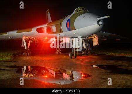 Avro Vulcan XM655 di notte con porte bomba aperte e luci degli aerei accese Foto Stock