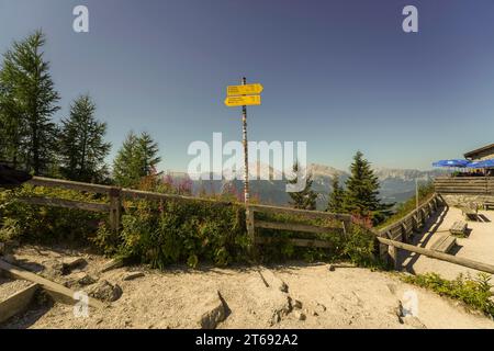 Berchtesgaden, Germania, Europa - 21 agosto 2023. Indicazioni stradali per Kehlsteinhaus, Eagle's Nest, storico edificio nazista della seconda guerra mondiale nelle Alpi Bavaresi. Foto Stock