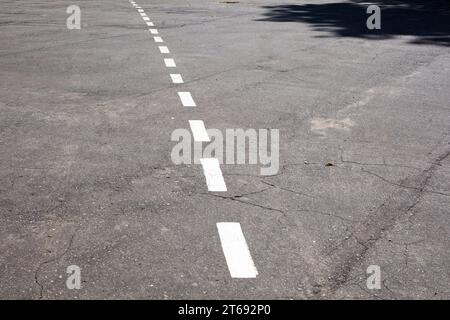 Linea tratteggiata. Segni sulla strada. Linea tratteggiata bianca sull'asfalto. Segnaletica stradale sull'autostrada. Foto Stock