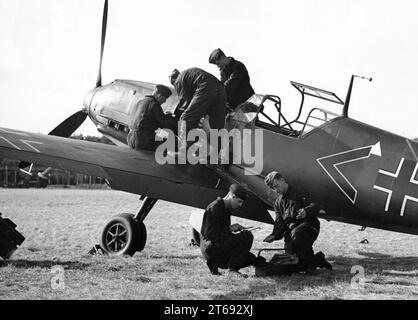 Aspetta a un Messerschmitt me BF 109 della Luftwaffe tedesca in vernice nera su un campo d'aviazione. [traduzione automatica] Foto Stock