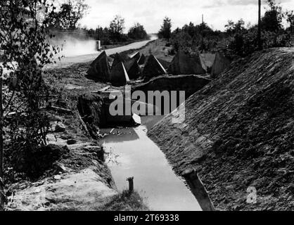 Fossa di cemento e denti di drago in una posizione russa catturata nella sezione centrale del fronte orientale. Foto: Schürer. [traduzione automatica] Foto Stock