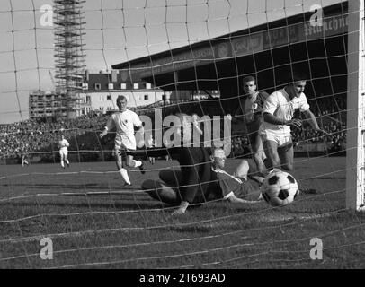 1° giorno della Bundesliga 24.08.1963 TSV Muenchen 1860 - Eintracht Braunschweig 1:1 / goal 1:0 per il 1860 di Rudi Brunnenmeier (destro) contro il portiere Hans Jaecker [traduzione automatica] Foto Stock