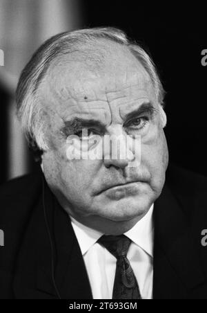 Germania, Bonn, 04/12/1992 Archivio: 37-73-26 consultazioni franco-tedesche foto: Cancelliere federale Helmut Kohl [traduzione automatica] Foto Stock