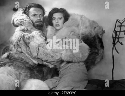 Leni Riefenstahl con Gustav Diessl a SOS Iceberg. [traduzione automatica] Foto Stock