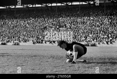 Giornata 1 della Bundesliga 24.08.1963 TSV Muenchen 1860 - Eintracht Braunschweig 1:1 / portiere Petar Radenkovic (1860) tiene la palla. Sullo sfondo la tribuna completa [traduzione automatizzata] Foto Stock