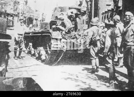 Truppe giapponesi in Malesia con un carro armato di truppe britanniche catturato. [traduzione automatica] Foto Stock