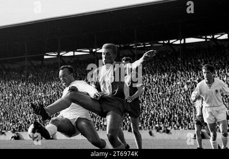 1) giornata di calcio Bundesliga 24.08.1963 TSV Muenchen 1860 - Eintracht Braunschweig 1:1 / Alfons Stemmer (TSV 1860) Aktion Against Jürgen Moll (Eintracht) [traduzione automatizzata] Foto Stock