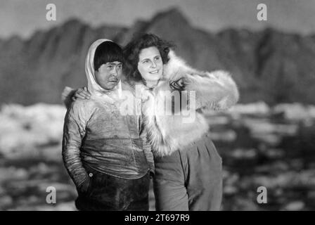 Leni Riefenstahl con Gustav Diessl a SOS Iceberg. [traduzione automatica] Foto Stock