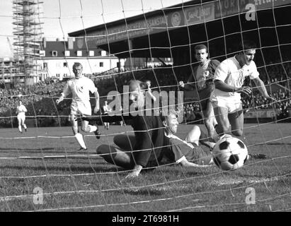 1° giorno della Bundesliga 24.08.1963 TSV Muenchen 1860 - Eintracht Braunschweig 1:1 / goal 1:0 per il 1860 di Rudi Brunnenmeier (destro) contro il portiere Hans Jaecker [traduzione automatica] Foto Stock