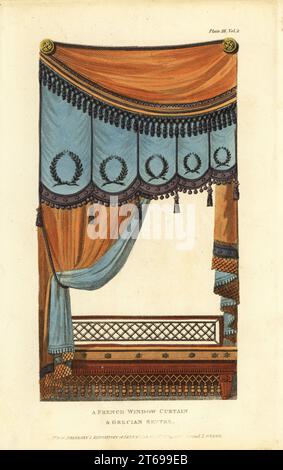 Tenda finestra francese e divano greco. Tende ambrate con frange parigine fiancheggiate da blu cielo appeso a rosette dorate. Sedile per finestre greco in mogano con traliccio aperto, tappezzeria francese in pelle morone, 1809. Incisione a mano su copperplate dal repository di Upholsterer e Cabinet-Maker, composta da settantasei disegni di mobili moderni e alla moda, Rudolph Ackermann, Londra, 1830. Foto Stock