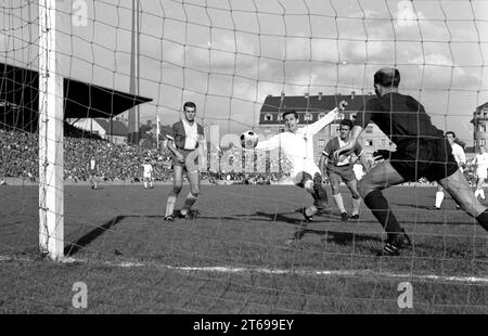 1° giorno della Bundesliga 24.08.1963 TSV 1860 Muenchen - Eintracht Braunschweig 1:1 / otto Luttrop (1860) azione contro il portiere Hans Jäcker (Braunschweig) [traduzione automatizzata] Foto Stock