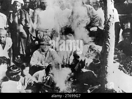 Soldati giapponesi con abitanti di un villaggio catturato in Birmania. [traduzione automatica] Foto Stock