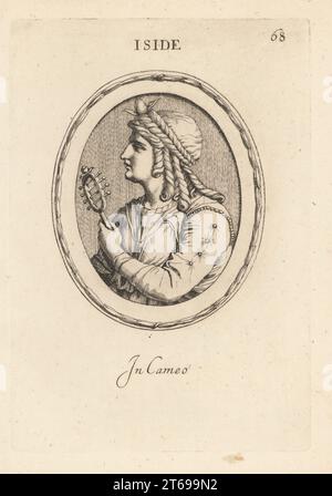 Busto in profilo di Iside, dea in antico egiziano il cui culto si diffuse attraverso il mondo greco-romano. Indossando una corona di fiori nei capelli, tenendo un sistrum, strumento di percussione. Iside. In cameo. Incisione copperplate di Giovanni Battista Galestruzzi dopo Leonardo Agostini di Gemmae et Sculpturae Antiquae Depitti ab Leonardo Augustino Senesi, Abraham Blooteling, Amsterdam, 1685. Foto Stock