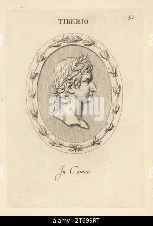 Tiberio Cesare Augusto, secondo imperatore romano, 42 a.C., 37 d.C. Succedette al suo patrigno, il primo imperatore romano Augusto. Nella corona di alloro. Tiberio. In cameo. Incisione su lastra di rame di Giovanni Battista Galestruzzi in onore di Leonardo Agostini da Gemmae et Sculpturae Antiquae Depicti ab Leonardo Augustino Senesi, Abraham Blooteling, Amsterdam, 1685. Foto Stock