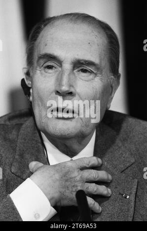 Germania, Bonn, 04/12/1992 Archivio: 37-74-33 consultazioni franco-tedesche foto: Presidente Francois Mitterrand [traduzione automatizzata] Foto Stock