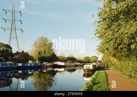 Il fiume Lea vicino a Stonebridge Lock su Tottenham Marshes, Londra, all'inizio dell'autunno Foto Stock