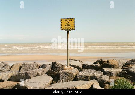 Difese alluvionali sulla costa di Bulverhythe tra Hastings e Bexhill, East Sussex, Inghilterra Foto Stock