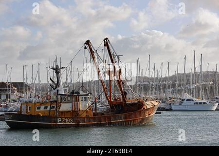 La Trevessa IV, PZ 193, ha visto lasciare Plymouth Sutton Harbour. Nel gennaio 2020 il peschereccio da traino è un po' indossato Foto Stock