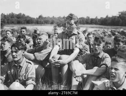 I membri della Gioventù hitleriana cantano nel campo tedesco vicino a Kuhlmühl nel Meclemburgo. [traduzione automatica] Foto Stock