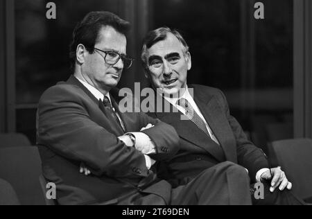 Germania, Bonn, 04/12/1992 Archivio: 37-67-28 consultazioni franco-tedesche foto: Ministro federale degli Esteri Klaus Kinkel e ministro federale delle finanze Theo Waigel [traduzione automatizzata] Foto Stock