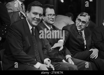 Germania, Bonn, 04/12/1992 Archivio: 37-67-32 consultazioni franco-tedesche foto: Ministro federale della difesa Volker Ruehe, ministro federale degli affari esteri Klaus Kinkel e ministro federale delle finanze Theo Waigel [traduzione automatica] Foto Stock