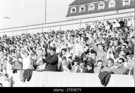 1° giorno della Bundesliga 24.08.1963 TSV Muenchen 1860 - Eintracht Braunschweig spettatori, fan del 1860 , attendono con impazienza l'inizio della Bundesliga [traduzione automatica] Foto Stock