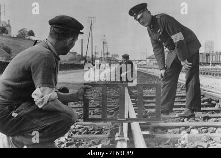 Ufficiale della Reichsbahn tedesca durante i lavori su pista nella Francia occupata. Indossa una manica con l'iscrizione Deutsche Wehrmacht sulla parte superiore del braccio. Foto: Harschneck [traduzione automatizzata] Foto Stock