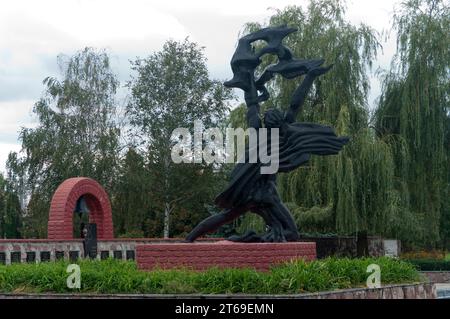Monumento per le persone uccise durante l'incidente di Chernobyl vicino alla centrale nucleare di Chernobyl Foto Stock